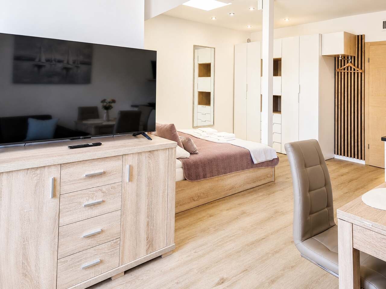 Apartament 54 – część dzienna z telewizorem