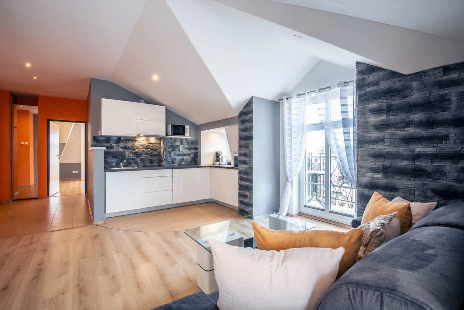 Apartament Trzy Korony Swinoujscie 53 – salon, kuchnia i sofa