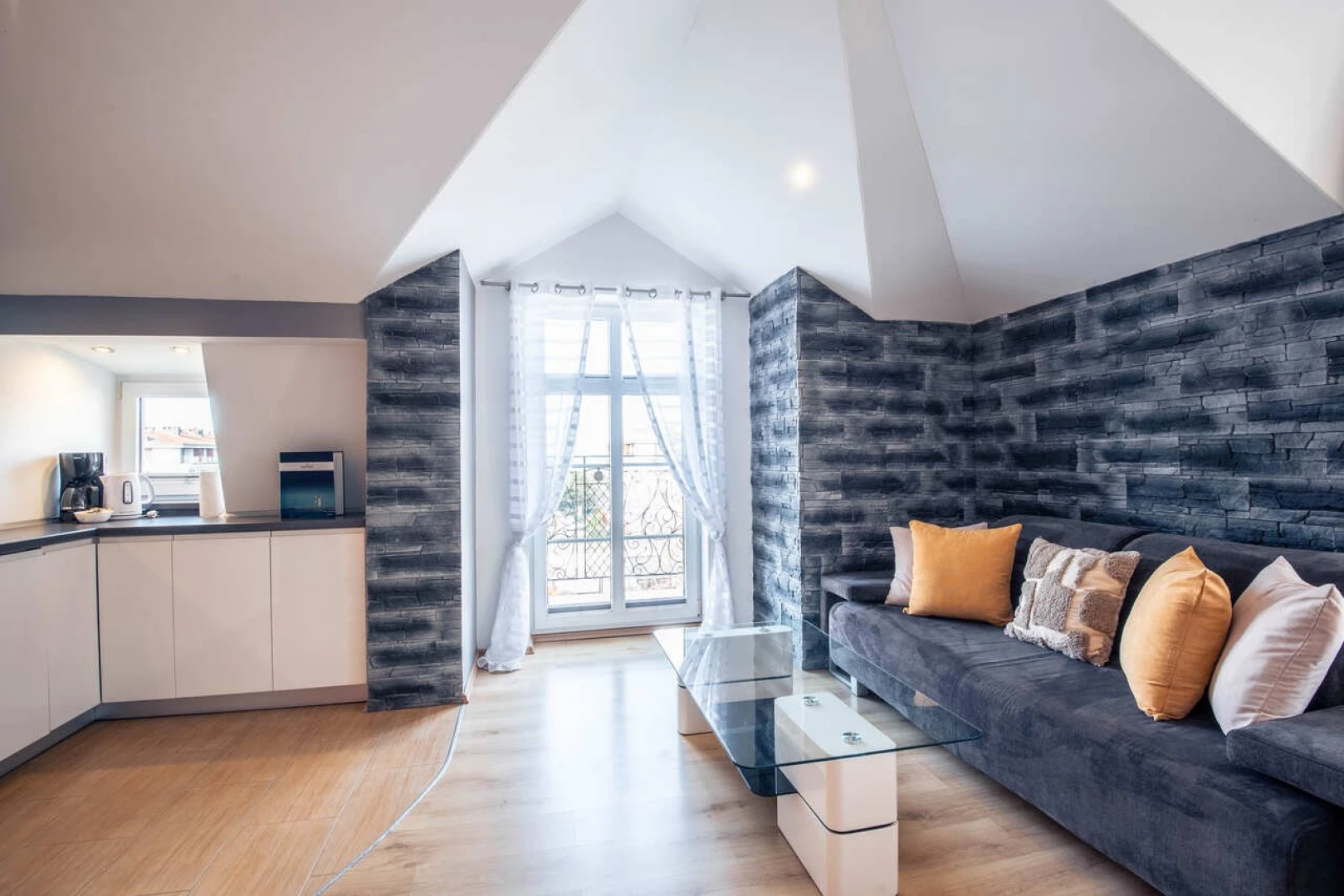 Apartament Trzy Korony Swinoujscie 53 – salon z sofa