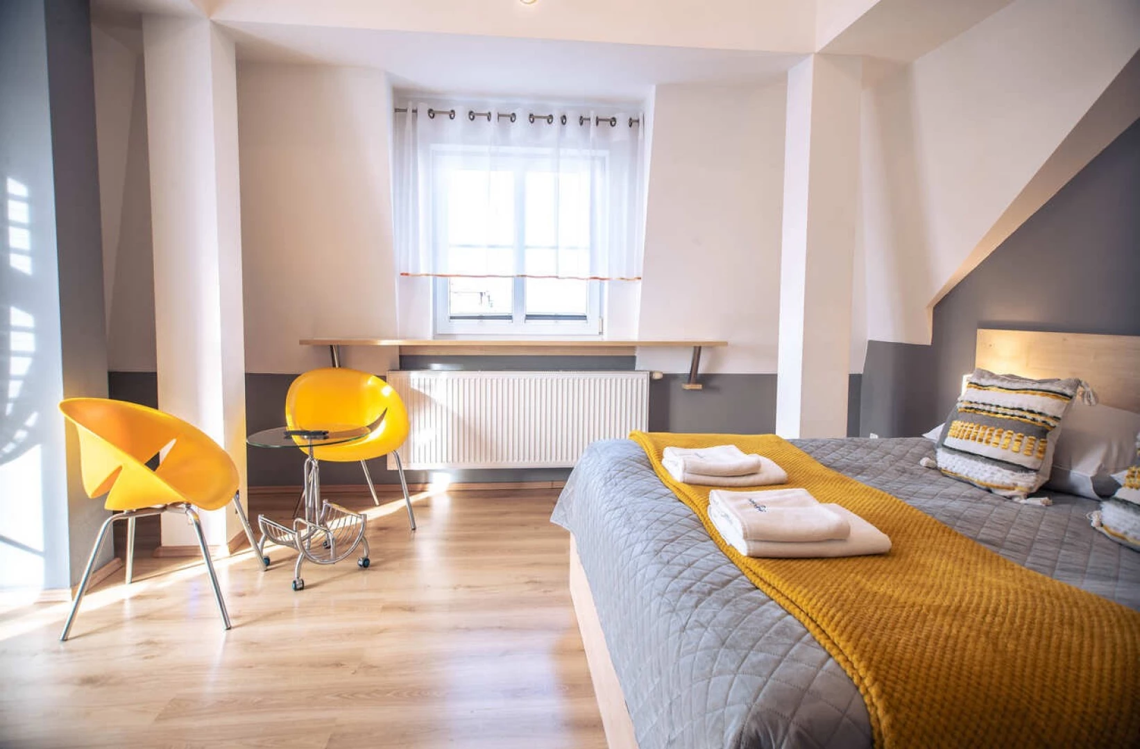 Apartament Trzy Korony Swinoujscie 53 – sypialnia z fotelem