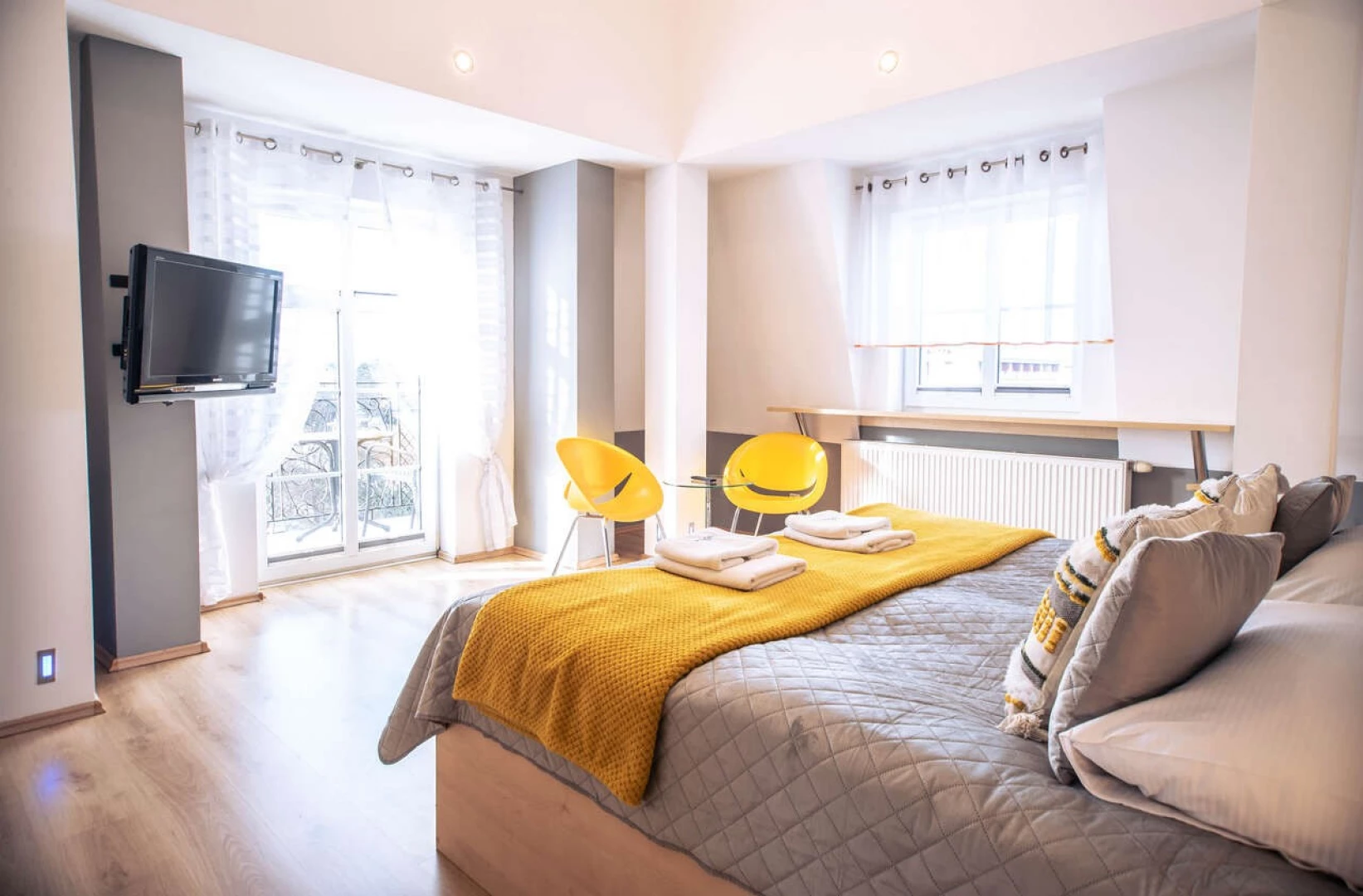Apartament Trzy Korony Swinoujscie 53 – sypialnia z balkonem i TV
