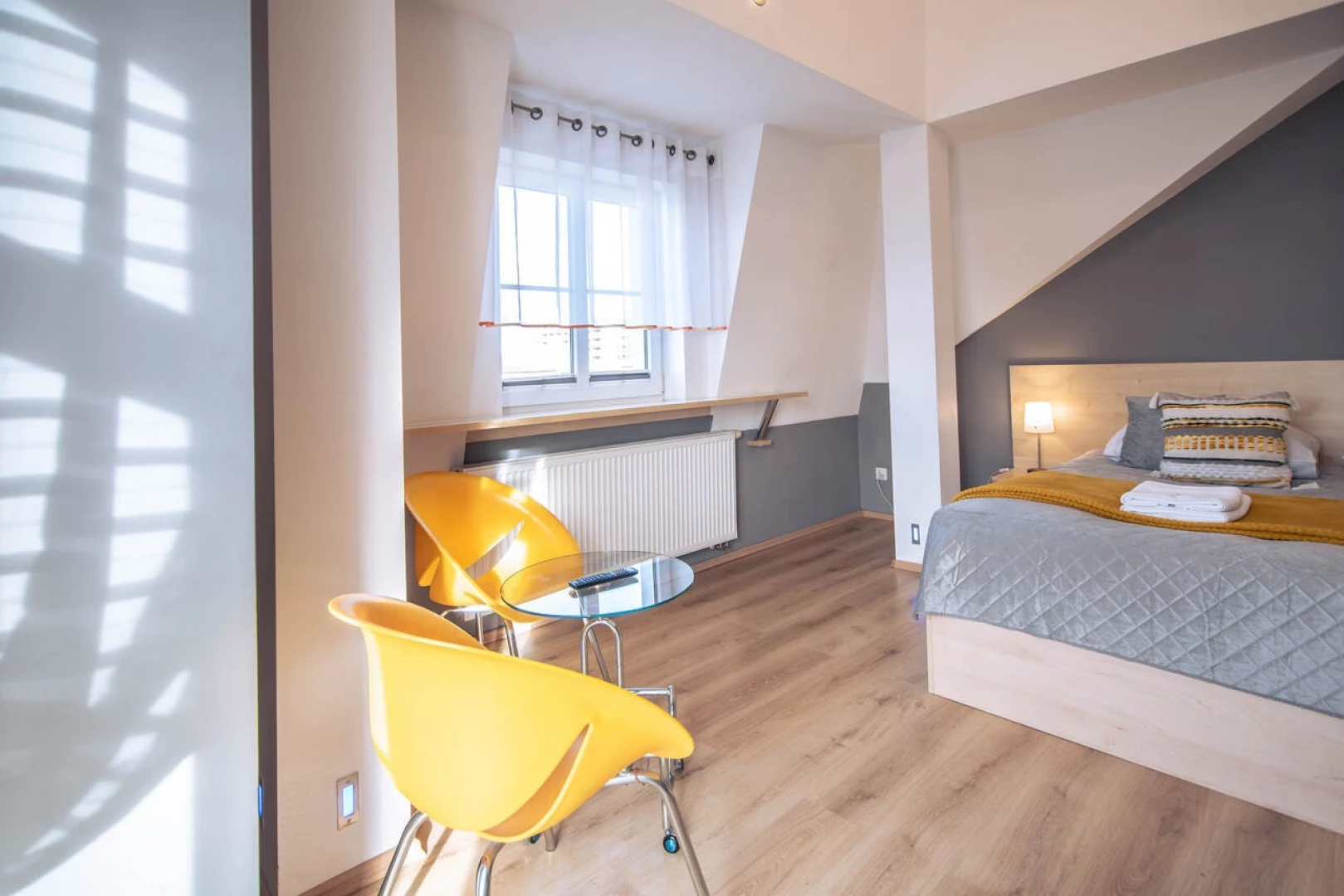 Apartament Trzy Korony Swinoujscie 53 – sypialnia z kacikiem wypoczynkowym