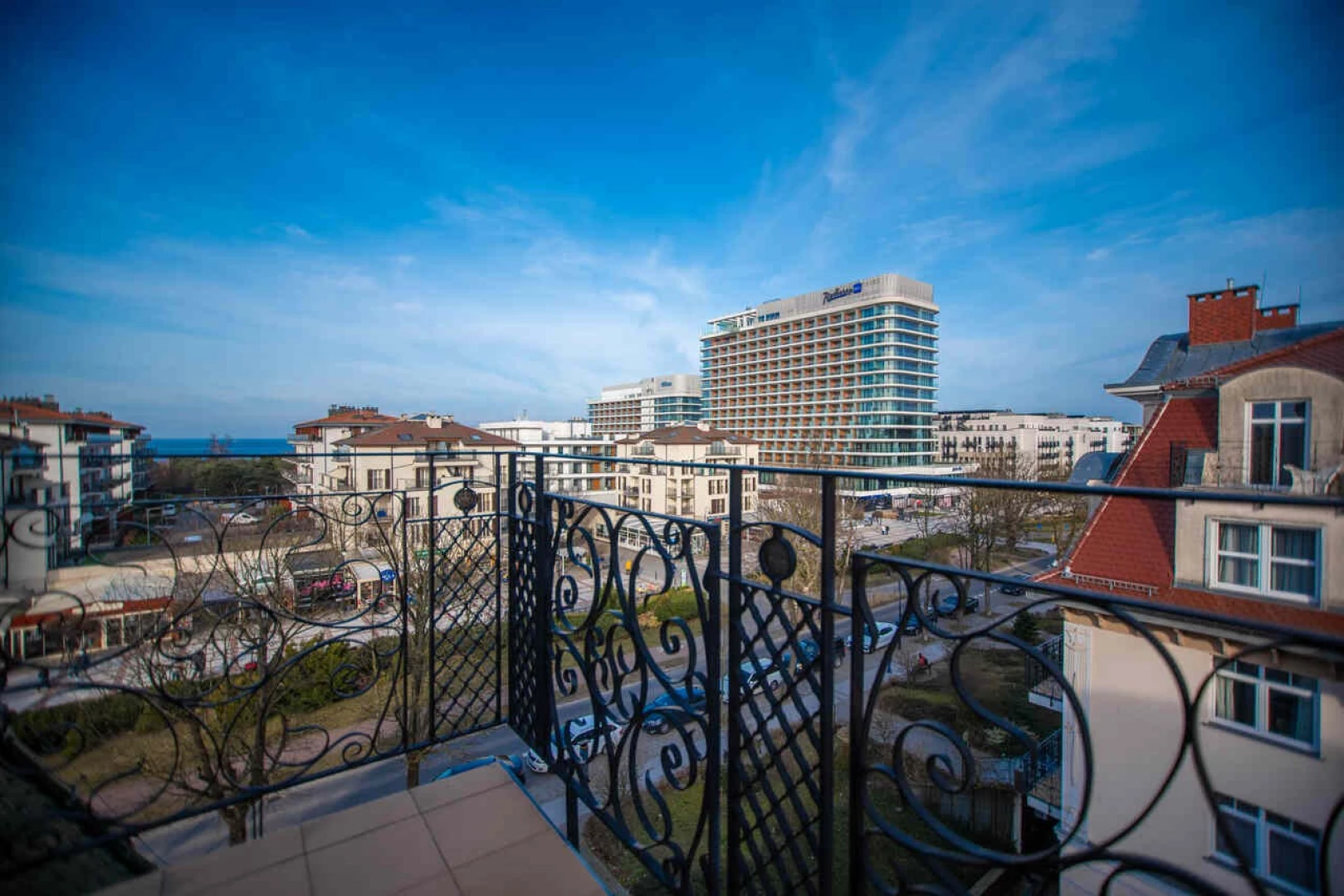 Apartament Trzy Korony Swinoujscie 53 – balkon z widokiem na Radisson